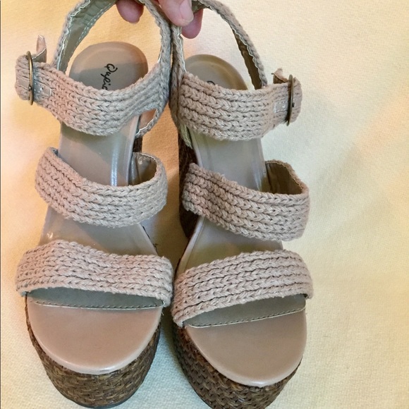 Qupid Platform Wedge Sandals - Picture 3 of 8